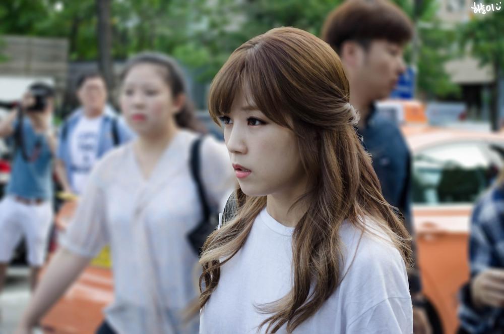 Rongfanbase's tweet photo. [FANTAKEN] 150717 Chorong Going to KBS Music Bank by 0uO_B -Fel http://t.co/DMT3IL4W7W