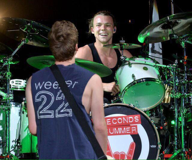 Your5SOSupdates's tweet image. HQ || Luke and Ashton on stage last night #ROWYSOConcord // July 21st // -jul || (@FiveS0S_Update)