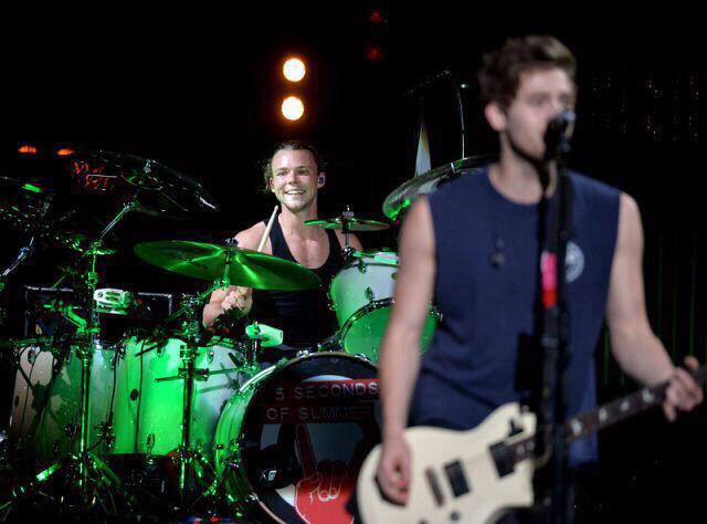Your5SOSupdates's tweet image. HQ || Luke and Ashton on stage last night #ROWYSOConcord // July 21st // -jul || (@FiveS0S_Update)