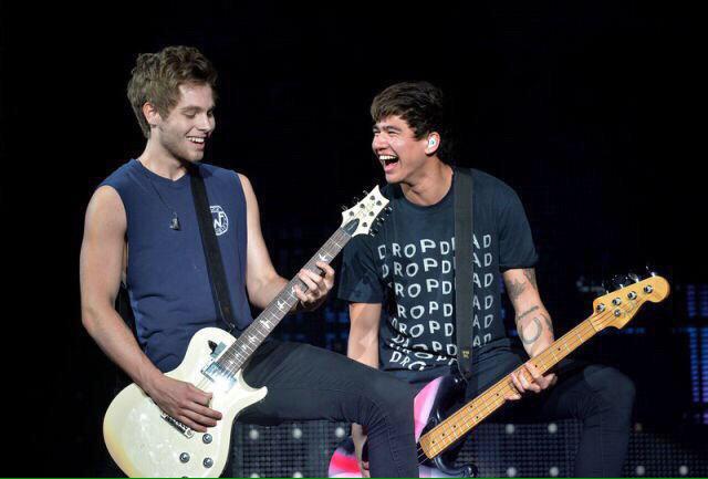Your5SOSupdates's tweet image. HQ || Luke and Calum on stage last night #ROWYSOConcord // July 21st // -jul || (@FiveS0S_Update)