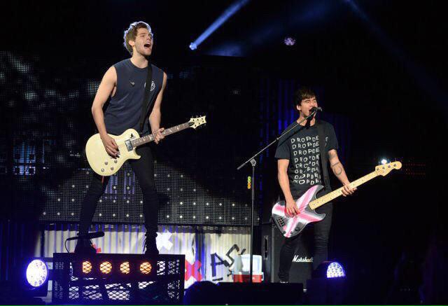 Your5SOSupdates's tweet image. HQ || Luke and Calum on stage last night #ROWYSOConcord // July 21st // -jul || (@FiveS0S_Update)