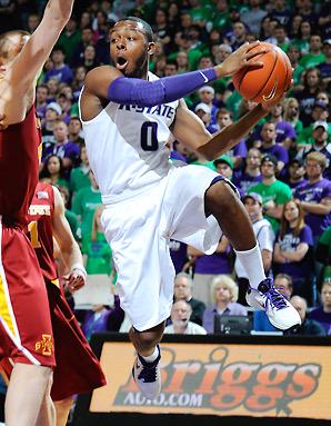 ProblemsKansas1's tweet image. Who had the better college career ? Retweet for Sherron Collins #RCJH 💙 Favorite for Jacob Pullen #EMAW 💜