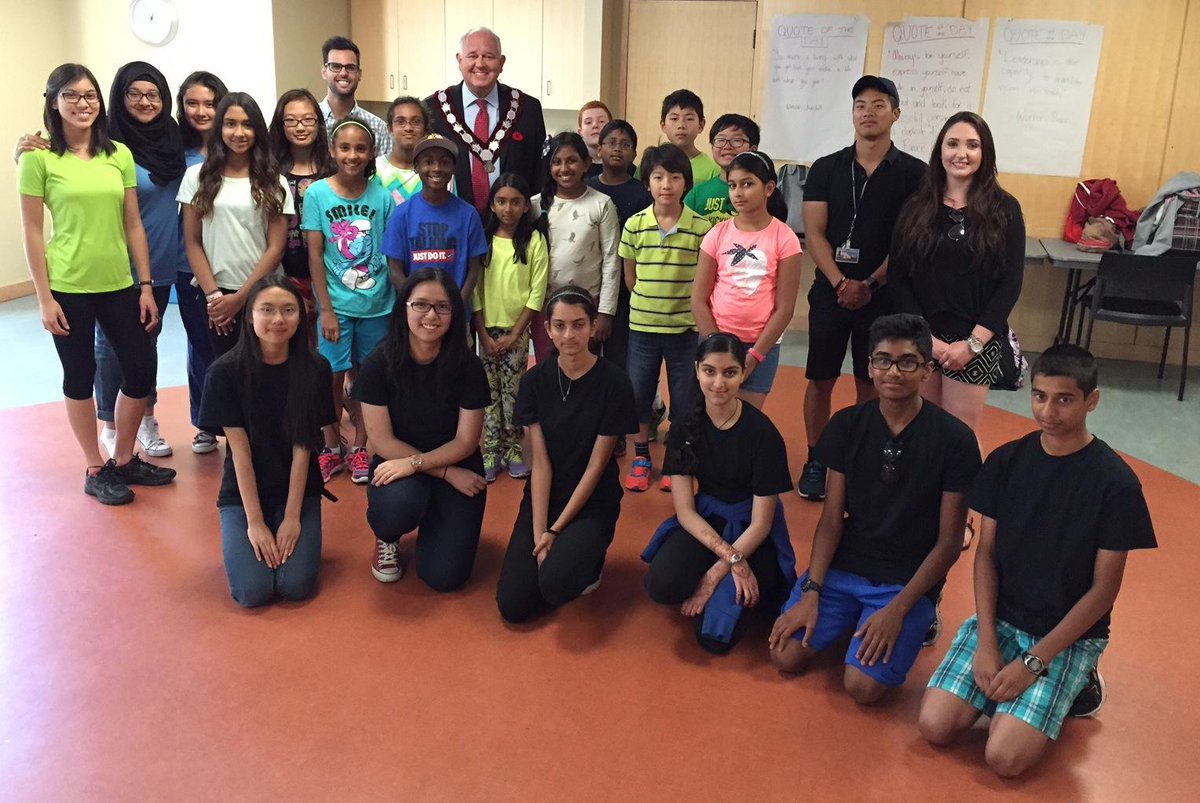 markhamlibrary's tweet photo. busy day! @frankscarpitti assists vet in distress & talks to MPL Camp about leadership @cityofmarkham #MarkhamPachi http://t.co/o6tNVrF0Ae