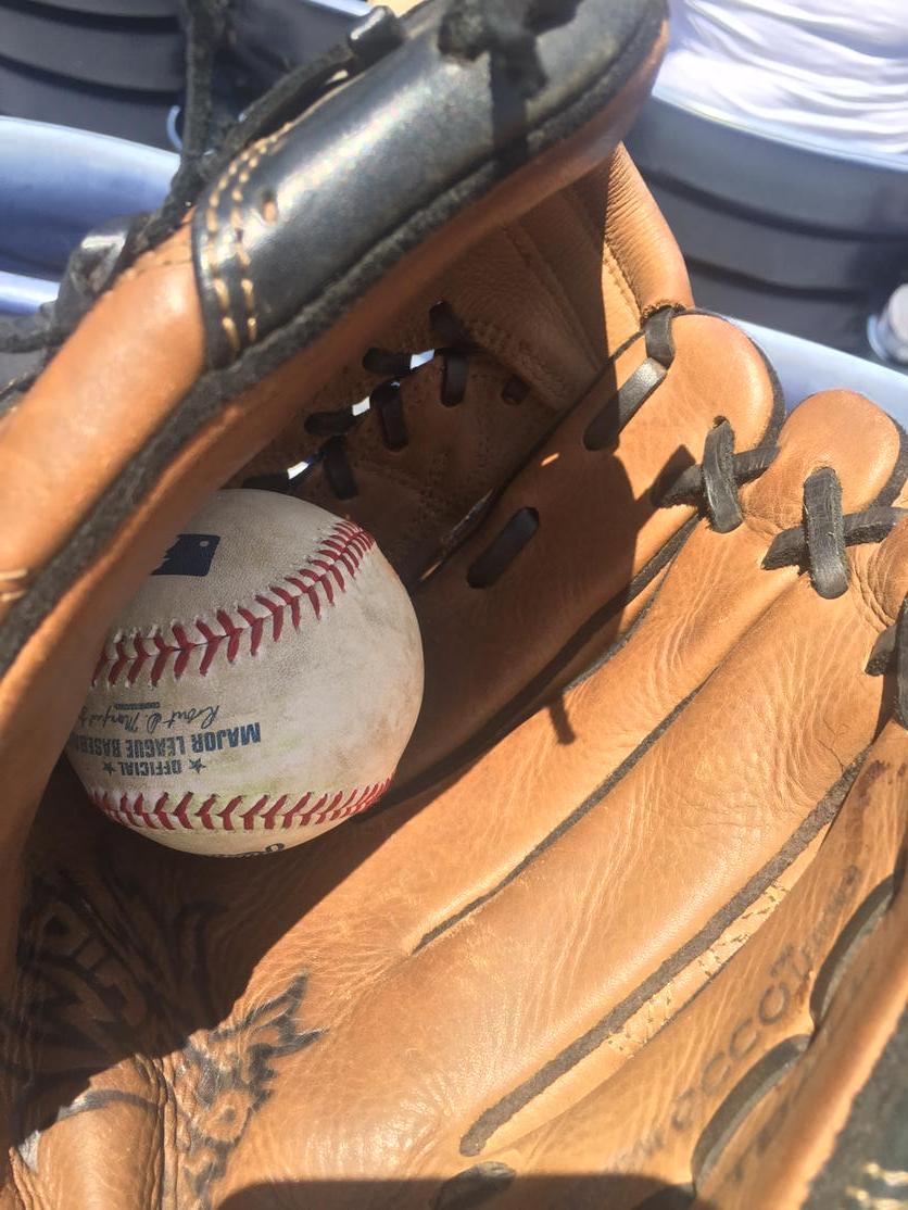 GalleroYa's tweet photo. Le grite , se la pedí ,me vio , me la tiro , la atrape#día de suerte#Titan Gonzales gracias#Dodger de toda la vida http://t.co/R0TdYpLNI6