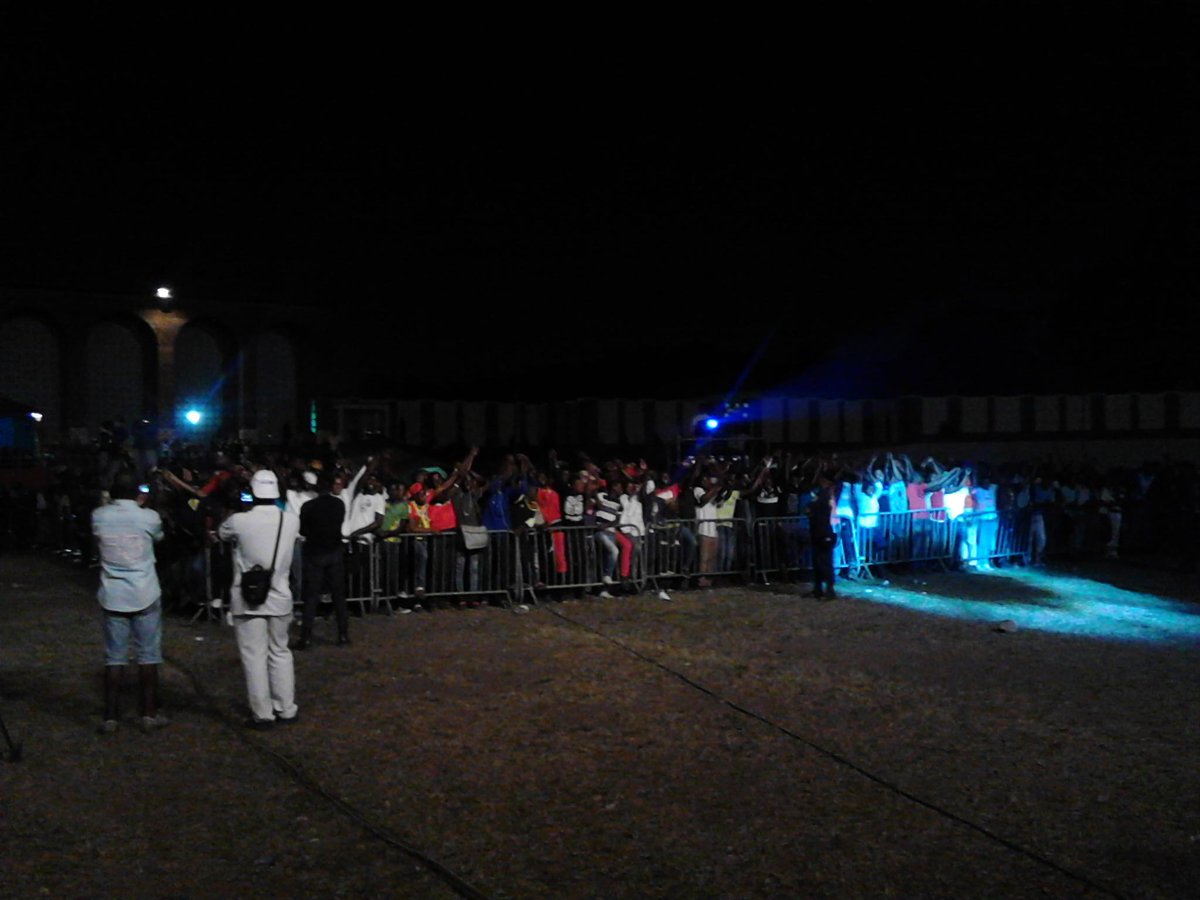fespamcg's tweet photo. Le public se tient la main dans la main pour la chanson « Congo Uni » de Patrouille Stars #FESPAM http://t.co/xmCqCxNTo7