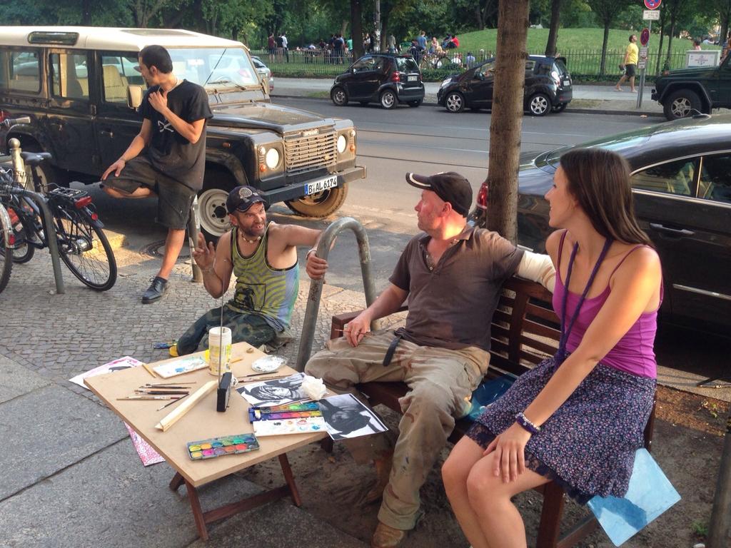 BerlinAffordArt's tweet photo. Little Tacheles reunion at our Klassenfeind Gallery #TimRoeloffs #Txusparras #Tacheles http://t.co/I8hk2hztfx