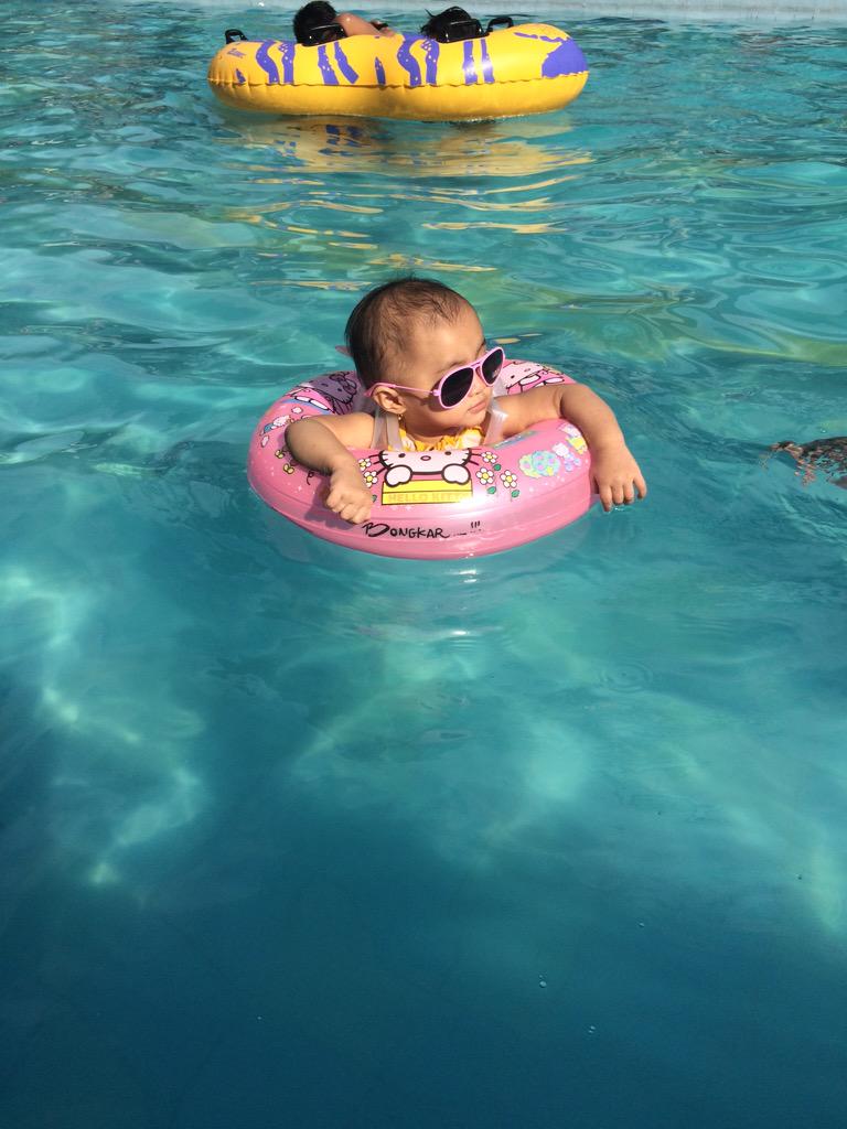 Lady gaga lagi renang hihi