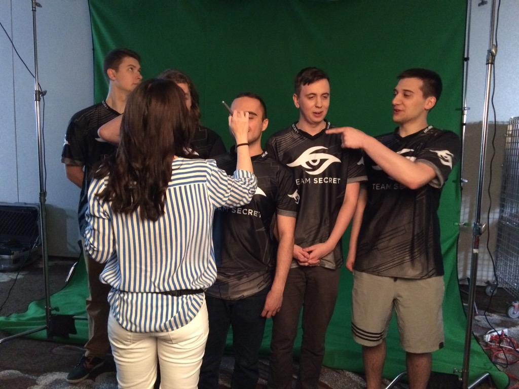 CKigUwyVAAAQD-r.jpg:large