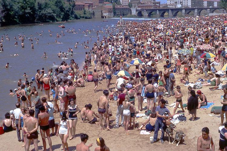 ja_lobato's tweet photo. Años 60.  Atestada #Playa de las Moreras en el río Pisuerga de #Valladolid. Una playa sin complejos. http://t.co/HOkOVaPgAY