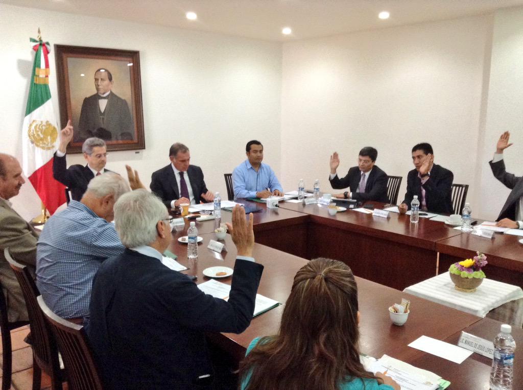 GabinoCue's tweet photo. Presentación y autorización de la Estructura Orgánica del nuevo órgano educativo, @IEEPOGobOax #ReformaEducativa. http://t.co/yLb0bCbMRd