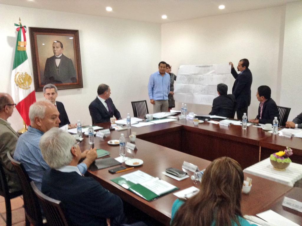 GabinoCue's tweet photo. Presentación y autorización de la Estructura Orgánica del nuevo órgano educativo, @IEEPOGobOax #ReformaEducativa. http://t.co/yLb0bCbMRd