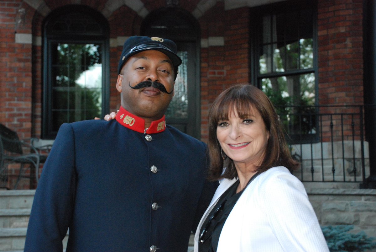 thepostmanwalks's tweet photo. Thanks to supporter @Jeanne_Beker who walked with #ThePostman last night! http://t.co/yVGkGP8eRg