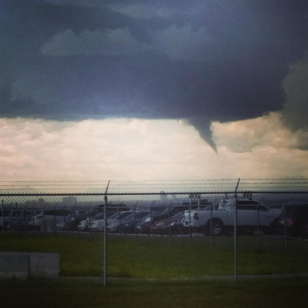 MichelleEwart's tweet photo. #funnelcloud over #calgary #abstorm #tornado #yyc http://t.co/bhFbvttKPr