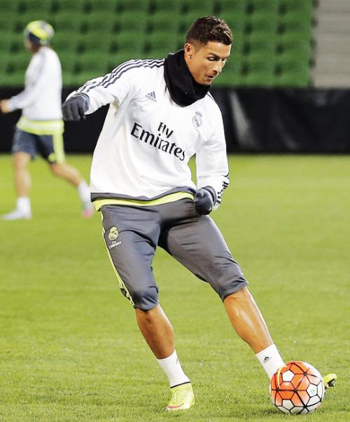 Cristiano Ronaldo regaló móviles de última generación a 20 empleados del Real Madrid. DETALLAZO.