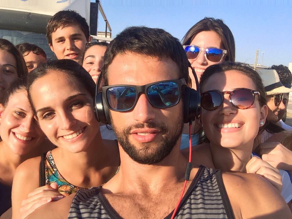 Marina6alvarez's tweet photo. #mardeplastico con ganas de verla! A @Jesus_Castro_5 se le da bien los selfies 6 personas en la foto y sin palo http://t.co/EDiZtLybbP