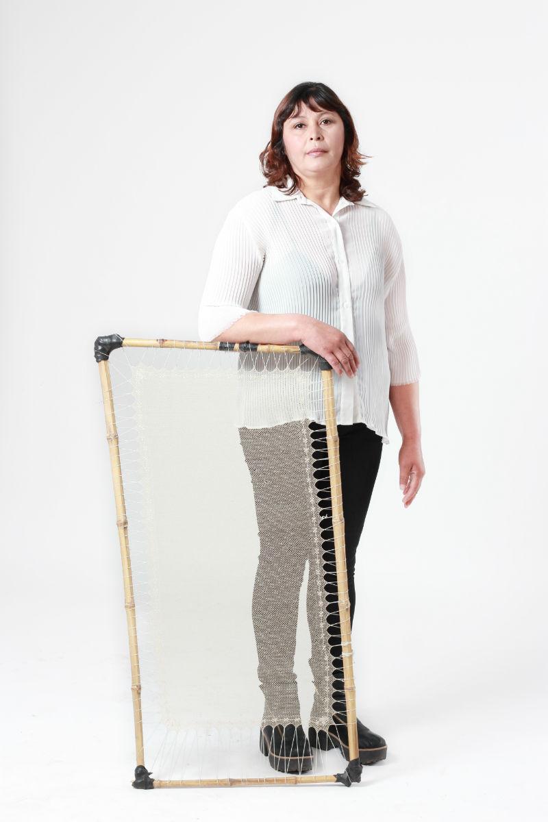 Ella es Claudia Aybar, una de las randeras que trabaja junto a Sabrina Sastre. C/pieza <a href="/ClaraRosaInd/">Clara Rosa Ind</a> lleva su oficio.