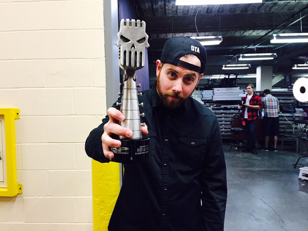 adtr's tweet photo. Best Live Band at the #APMAs! http://t.co/R1QyTeHEAJ