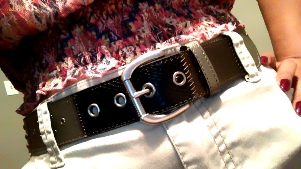 Pat_BP's tweet image. ❤ My new belt 😊 😛 #differenttones
 #khakishorts #pinkstraplesstop #longcurls