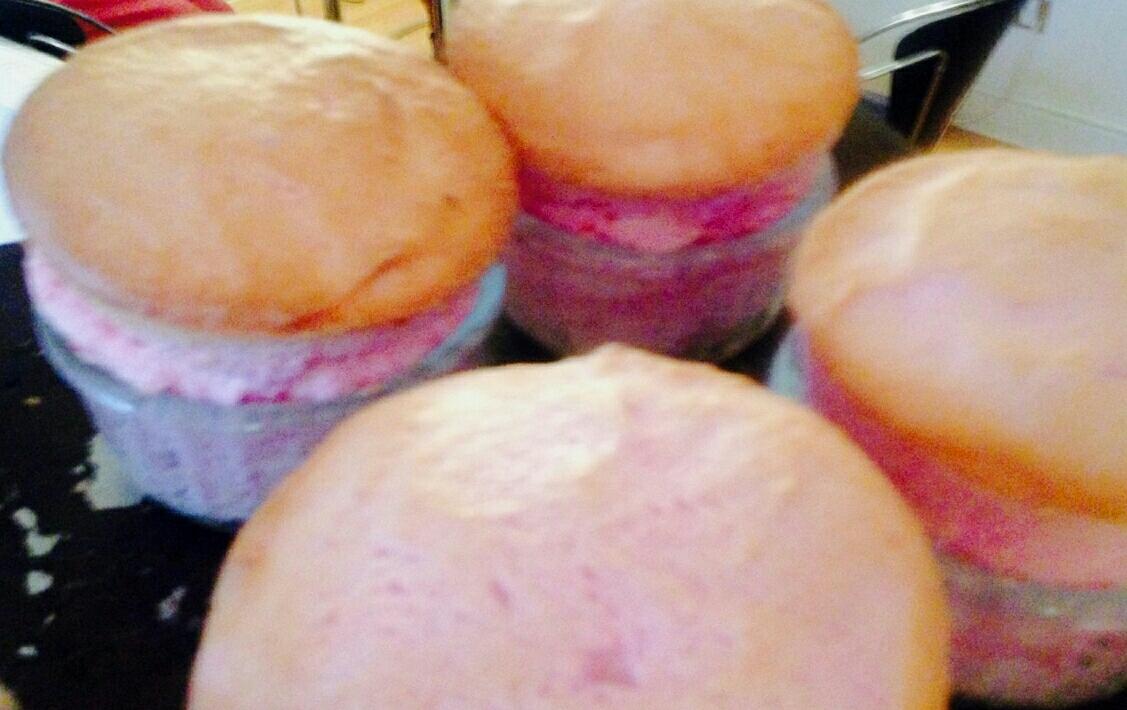 MadeleineMorti's tweet photo. @AbingerCookery Raspberry Soufflés made at home a la Dinner Party Cookery Course. Little beauties! @HelenaMortimer http://t.co/nrbRms1P1t