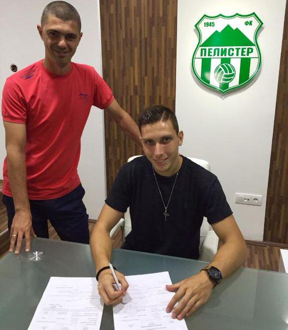 Vrzovski signing his contract; photo: Phil Vrzovski