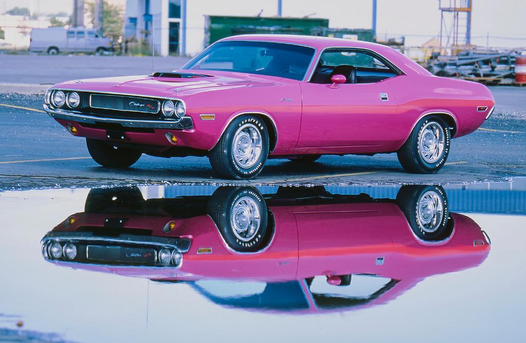 Dodge Challenger розовый