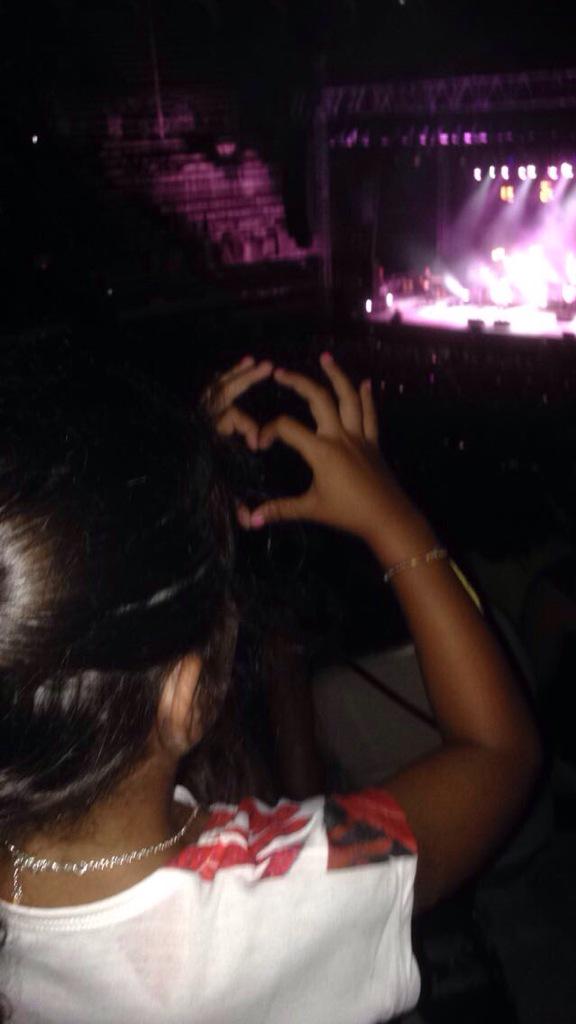 CarlaSHOS's tweet photo. @GIRACKENDJI  Loli, ébahit devant son "amoureux" Kendji, qui cette fois n'était pas à la télé ! http://t.co/5n6JIGSkzK