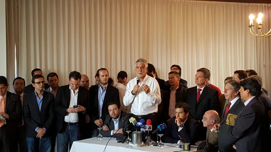 SaavedraMDavid's tweet photo. @EnriquePenalosa se inscribe con 200.000 firmas y aval de Cambio Radical. @Carlosfgalan es el artífice. Somos equipo! http://t.co/iNLjTXGasW