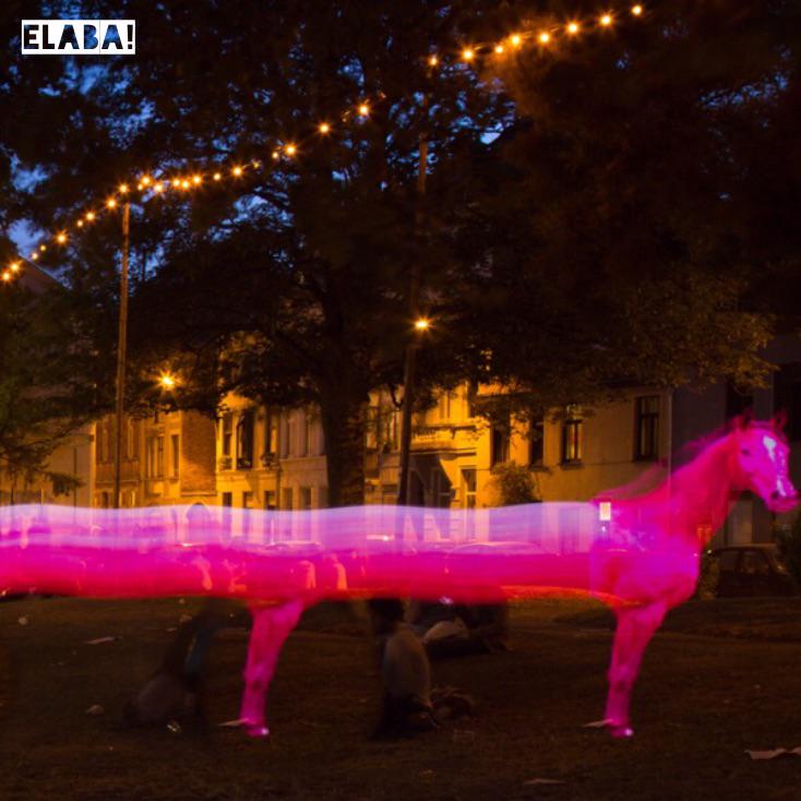 YvesDas's tweet image. Een ultralang roze paard duikt op in het Baudelo park #gf15 #creativebattle #lightpaint via #elaba