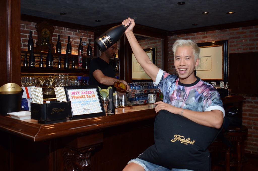 JustJared's tweet photo. .@JaredEng popped a bottle of @FreixenetUSA to celebrate a great #JJSummerBash! RECAP: http://t.co/Lb5Anzkkg1 #FXCava http://t.co/COBfjwqbfn