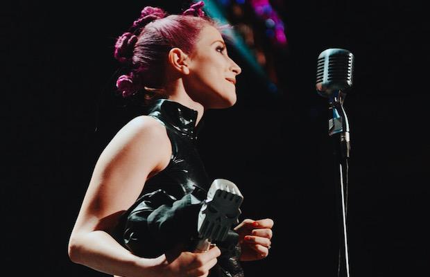AltPress's tweet image. .@paramore's @yelyahwilliams wins the APMA for Best Vocalist altpress.com/news/entry/hay…