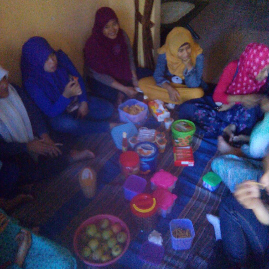 Jhenny_Putri's tweet photo. Halbi pertama with you guys #XI.A1smanike http://t.co/7jckW6aKQ9