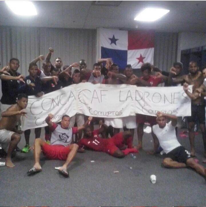 Circula esta imagen en redes sociales de los jugadores panameños sosteniendo un manto con un mensaje.
#CopaOro2015