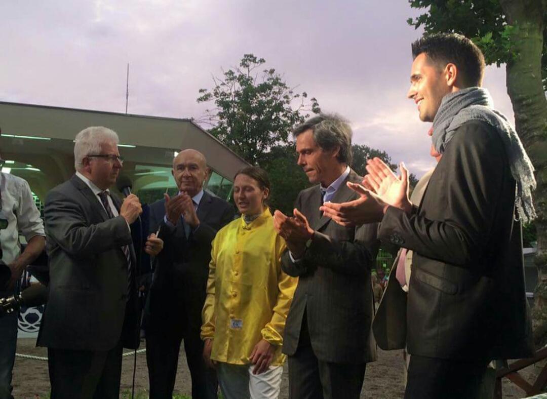 1SANDRINE2's tweet image. @CathyGarouYoann @YoannFreget à l'hippodrome de Vichy-Bellerive. Une femme Jockey qui gagne :-) Amelie Foulon