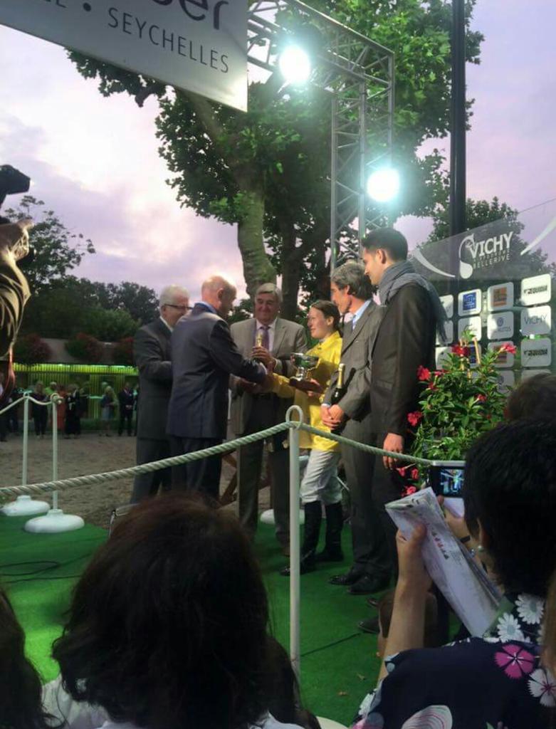 1SANDRINE2's tweet image. @CathyGarouYoann @YoannFreget à l'hippodrome de Vichy-Bellerive. Une femme Jockey qui gagne :-) Amelie Foulon