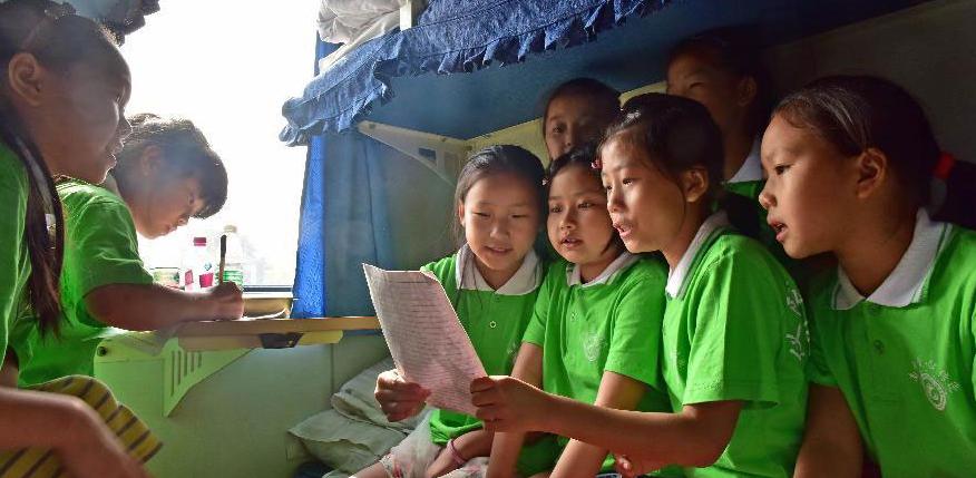 chinaorgcn's tweet image. Left-behind children take train free of charge for #reunion 
on.china.cn/1Imm0hp