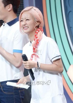 EunMiworld's tweet photo. [PIC] 150721 Apink Bomi (@Apinkbm) on SBS MTV The Show *6

#이핑크 #윤보미 http://t.co/YxHWgJ1WLM