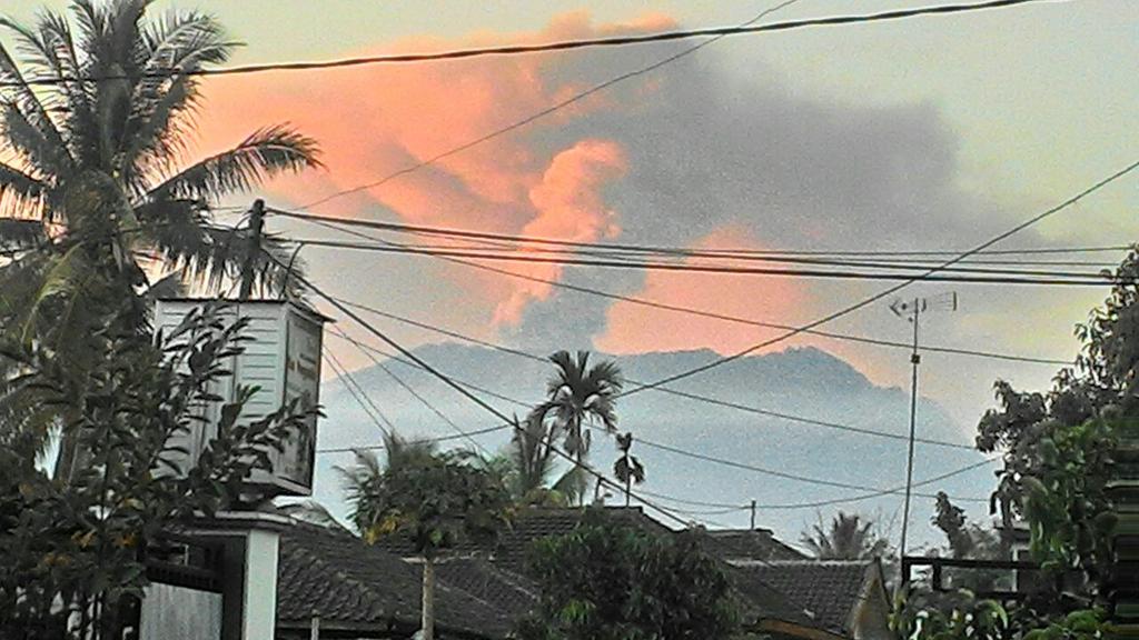 bsmilovers's tweet photo. Gunung Raung di Jatim masih mengeluarkan abu vulkanik,
Jaga kesehatan
#BSMIbaktiuntuknegeri
@BSMIJatim @DPN_BSMI http://t.co/Yh39w9Emew