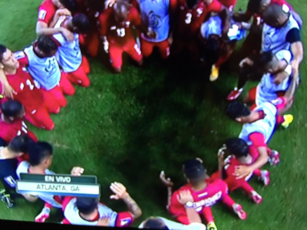 PabloViruega's tweet image. Una imagen que será recordada Panamá se encomendó a Dios ante los demonios en la cancha y fuera de ella !!! #CopaOro