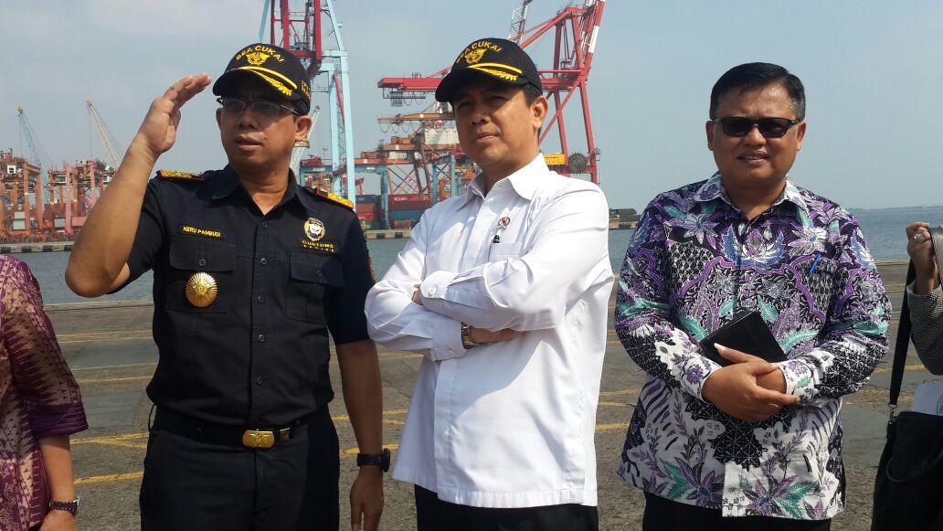simplyhoky's tweet photo. Cool candid. Tersirat revolusi mental -dari payung berganti topi. Bangga dg menteri @yuddychrisnandi @hermansuryatman http://t.co/lTa6ps1fb8