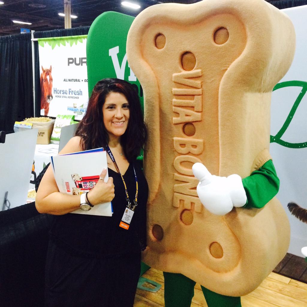 .<a href="/flyinhp/">Karina ✈️❤️💙💛🫶🏼🇦🇷🇺🇦</a> with the <a href="/vita_bone/">Vita Bone</a> mascot at #Superzoo2015 #VitaBoneSuperzoo