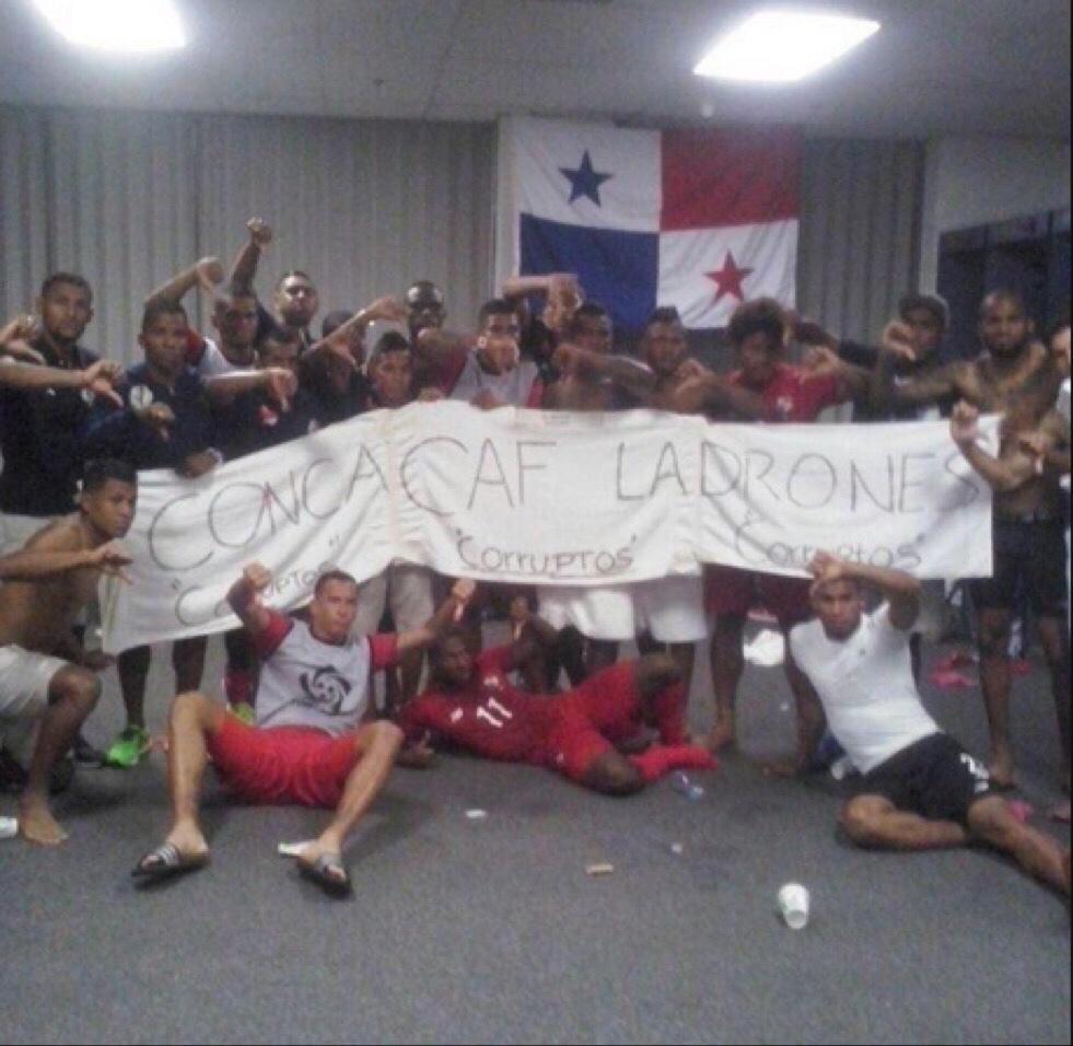 HaalandReport's tweet photo. El mensaje de Panamá.

“CONCACAF LADRONES.” http://t.co/7EFyLggJxM