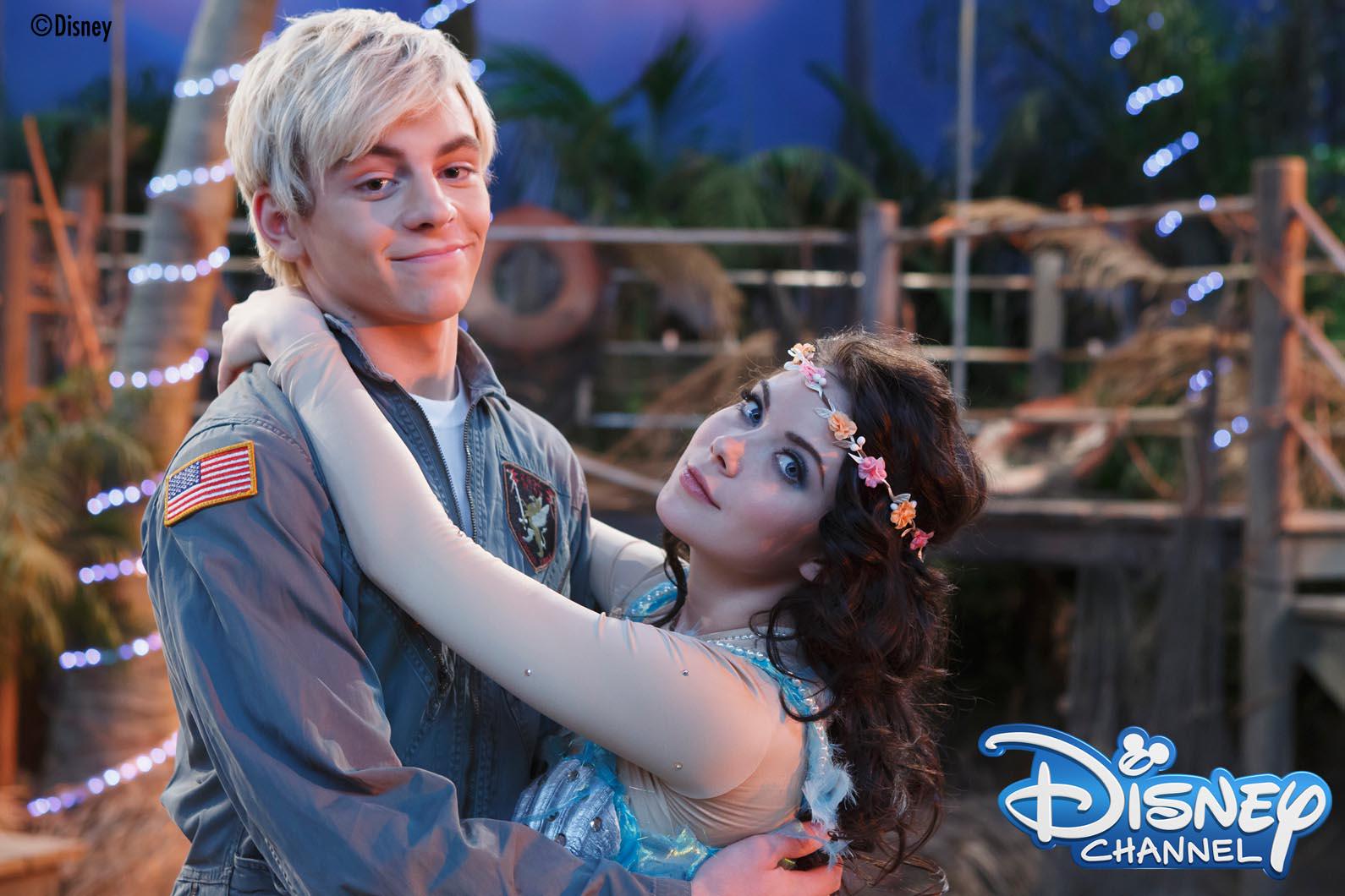 ディズニー チャンネル スターズ 公式 Twitter पर 25日 土 のディズニー チャンネルは18 30 オースティン アリー を2話連続放送 まずは ティーン ビーチ 2 のレイラ役 グレイス フィップスがわがまま女優役で登場するエピソードをお届け 美人です