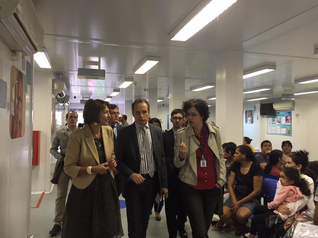 À Rio, visite passionnante du centre de santé de la favela de la Rocinha, avec la Secrétaire à la Santé de la ville.