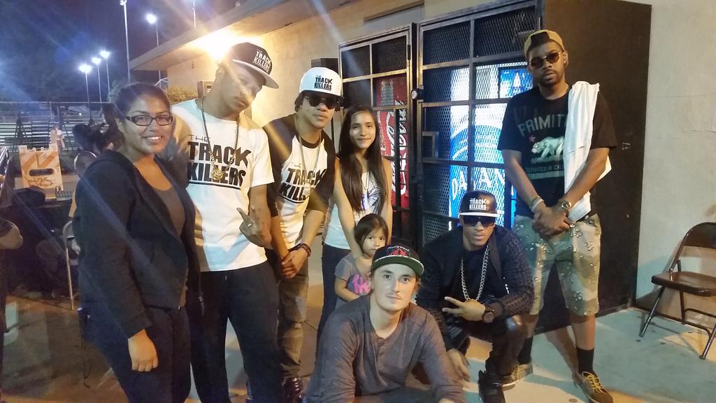 ScarletWar's tweet image. Snapped a few pics w/ sum fans after our surprise concert tonight. The event was lit #WorldsBestFans #MakinMovies🎥🎬