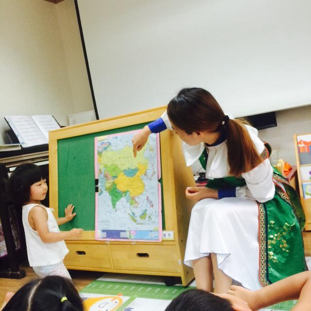 dochon11's tweet image. #성남시국공립도촌제1어린이집에서는 
#다문화교육 - 중국과 몽골로 여행을 떠나요~  
치파오 입고 니하오~ 따자하오~ 선생님께 인사할 땐 라오실하오~ 헤어질 땐 짜이찌엔^^ 다문화선생님 즐거운 시간 감사합니다.