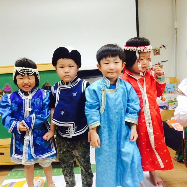 dochon11's tweet image. #성남시국공립도촌제1어린이집에서는 
#다문화교육 - 중국과 몽골로 여행을 떠나요~  
치파오 입고 니하오~ 따자하오~ 선생님께 인사할 땐 라오실하오~ 헤어질 땐 짜이찌엔^^ 다문화선생님 즐거운 시간 감사합니다.