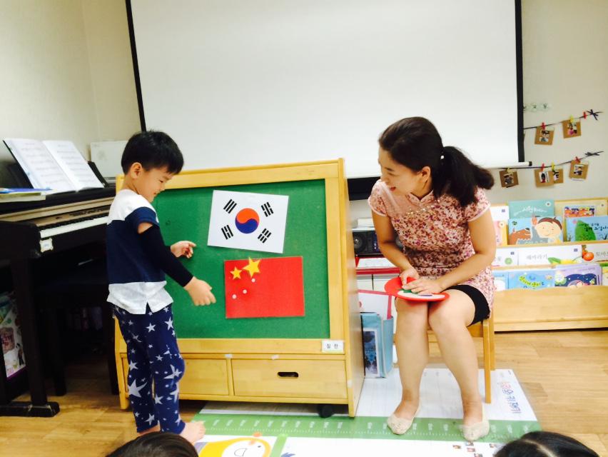 dochon11's tweet image. #성남시국공립도촌제1어린이집에서는 
#다문화교육 - 중국과 몽골로 여행을 떠나요~  
치파오 입고 니하오~ 따자하오~ 선생님께 인사할 땐 라오실하오~ 헤어질 땐 짜이찌엔^^ 다문화선생님 즐거운 시간 감사합니다.