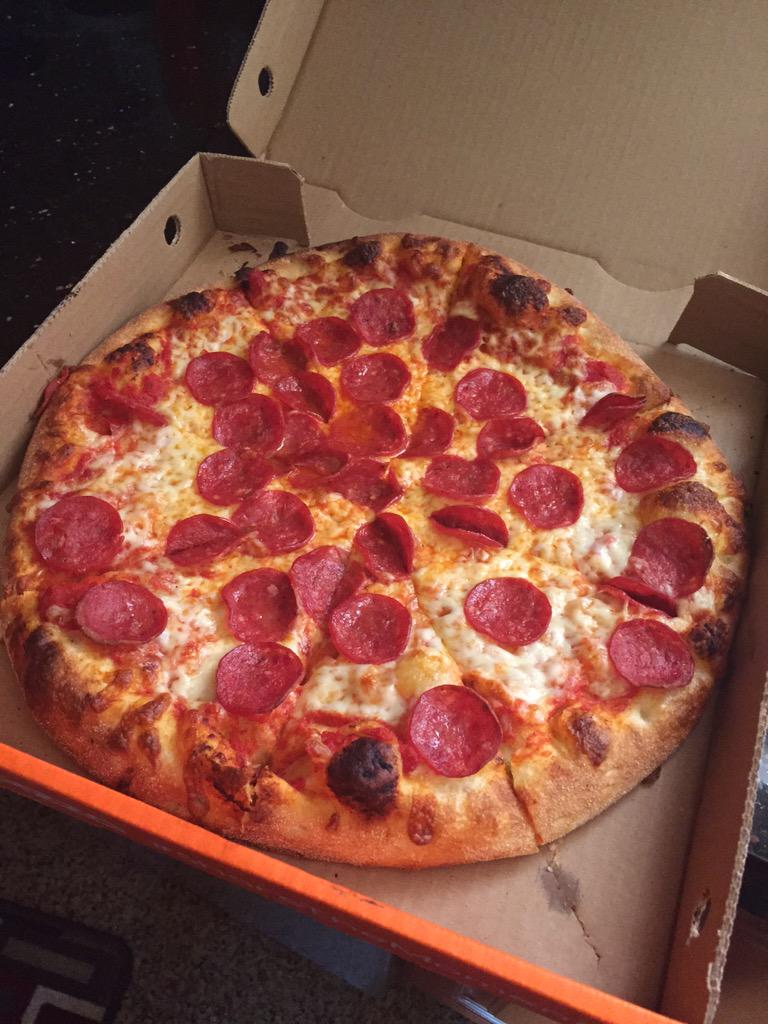 PrincessPS_'s tweet image. So hungry right now lol. #PizzaLove