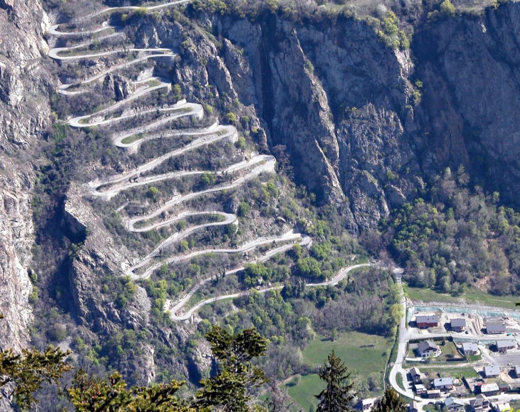 amantes_cycling's tweet photo. Hoy la etapa del #TdF2015 ascenderá el  Mont Vernier (3,4 km al 8,2%) uno de los puertos mas espectaculares de Europa http://t.co/tAmpqpcKo3