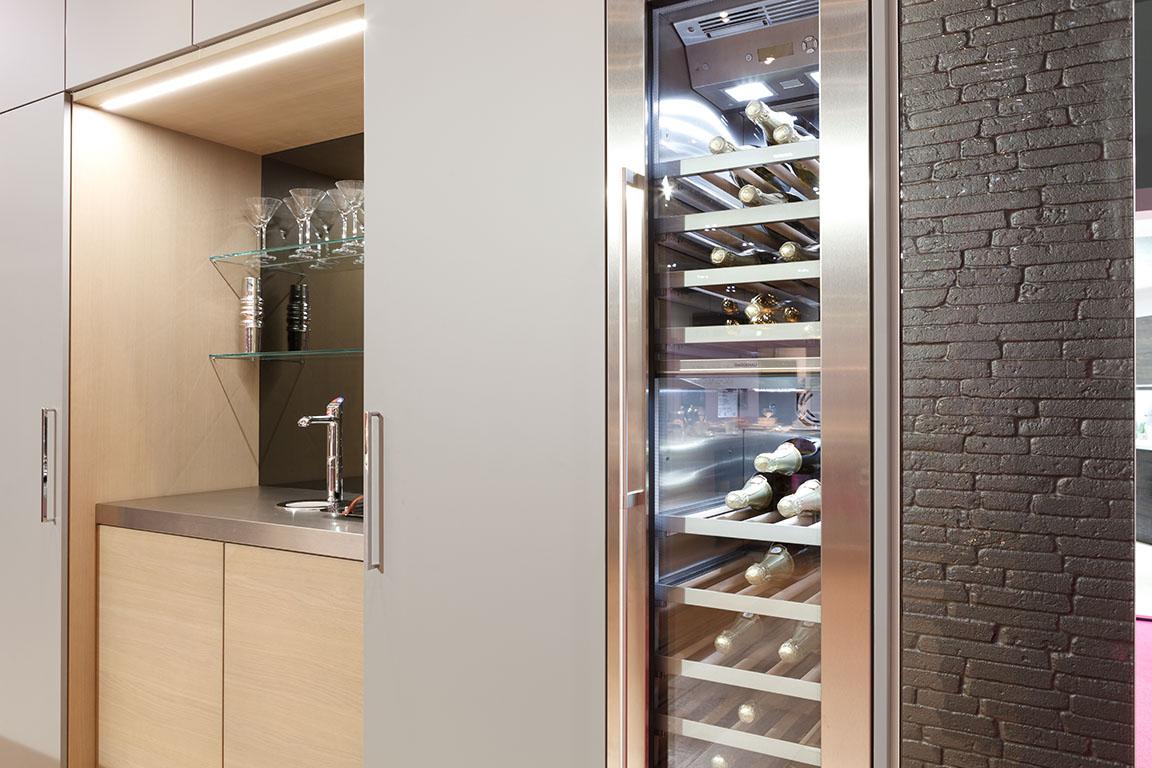 DECOGLAZE's tweet photo. Beautiful kitchen with a touch of DecoKiln in stack. #kitchens #britishkitchens #design #interiordesign http://t.co/XctpGJLfsi